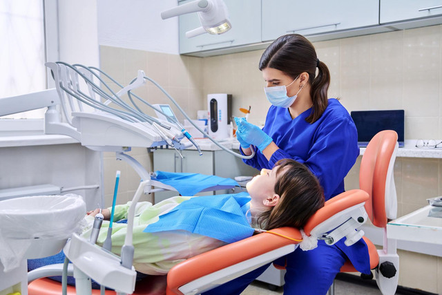 Jakie są zalety leczenia aparatem na zęby?