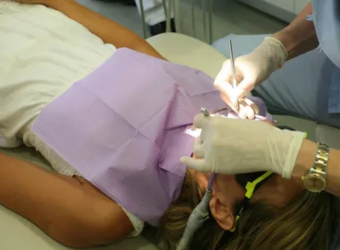 Jaki lekarz stomatolog wykonuje kanały korzeniowe?