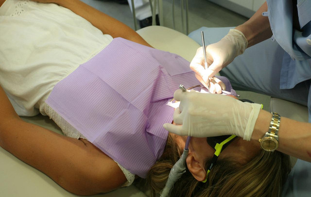 Jaki lekarz stomatolog wykonuje kanały korzeniowe?