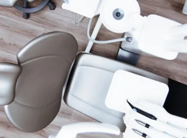 Jak lekarz stomatolog usuwa zainfekowanego zęba?