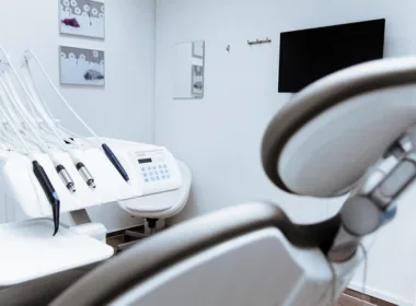 Znalezienie dentysty specjalizującego się w protezach zębowych
