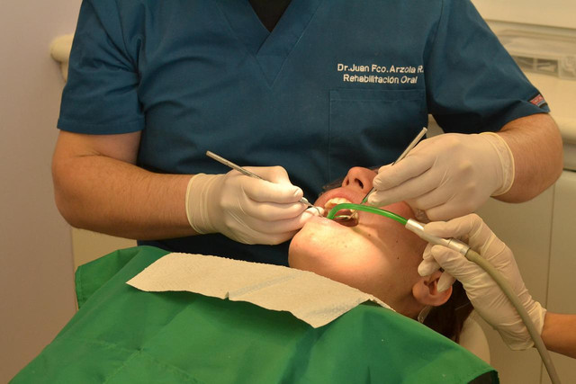 Czy leczenie stomatologiczne może powodować szumy uszne?